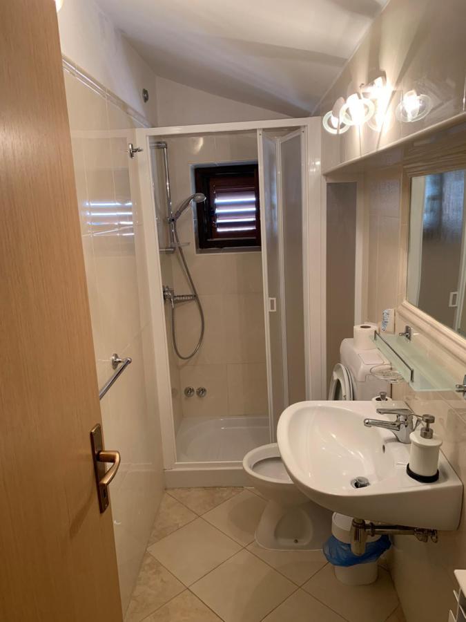 로비니 Vila Albatros B&B 외부 사진