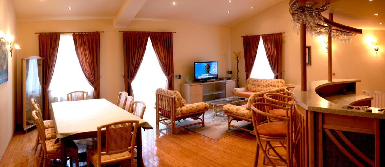 로비니 Vila Albatros B&B 외부 사진