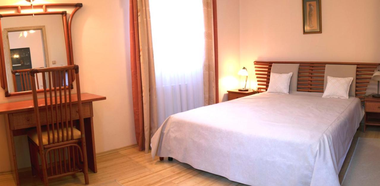 로비니 Vila Albatros B&B 외부 사진