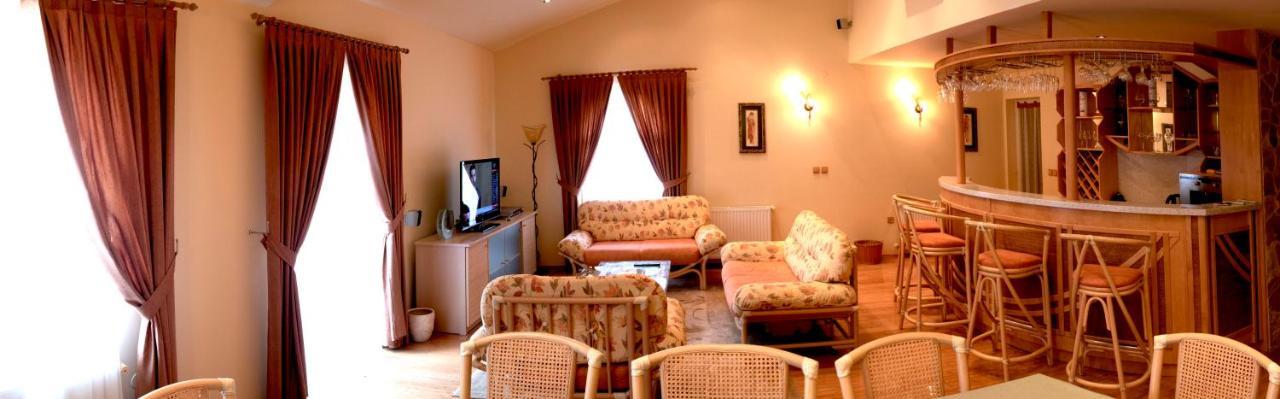 로비니 Vila Albatros B&B 외부 사진